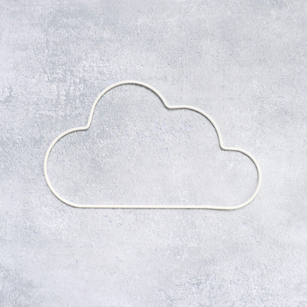 Kovový dekorační obláček 20 cm v bílé barvě – kovový základ pro závěsné dekorace, svatební a dětské aranžmá